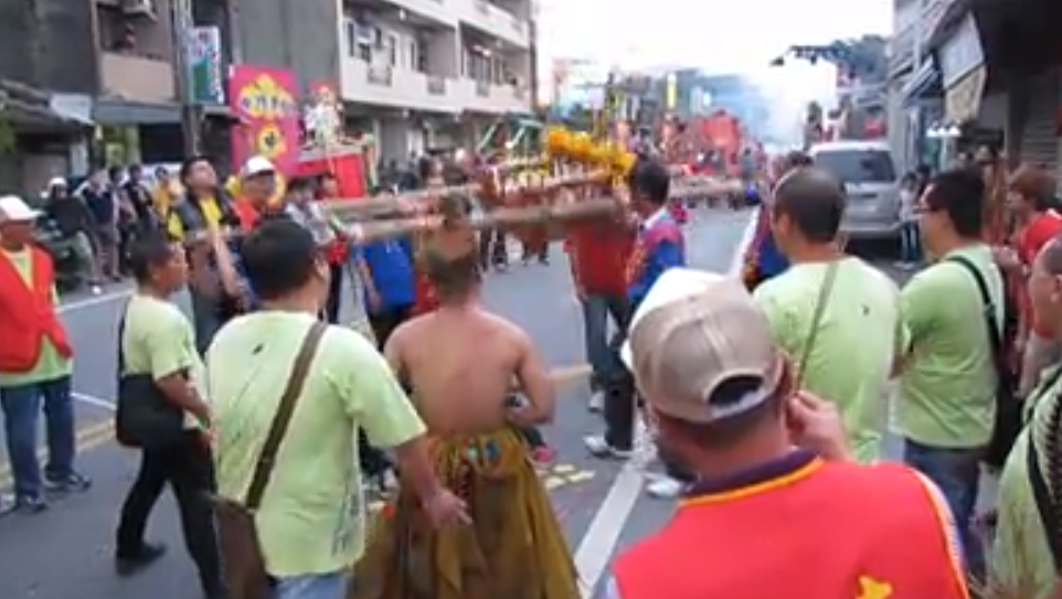 太子爺好淘氣！接駕到一半「突然踩法器飛上天」濟公趕緊向前　廟方看傻「前幾天才託夢」：太靈驗了