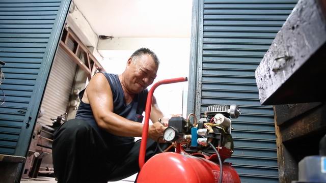 狗眼看人低！阿公做黑手30年養家「想學小提琴遭嘲笑」：阿北你別亂碰琴　今「受邀小巨蛋演出」霸氣回擊