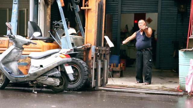狗眼看人低！阿公做黑手30年養家「想學小提琴遭嘲笑」：阿北你別亂碰琴　今「受邀小巨蛋演出」霸氣回擊