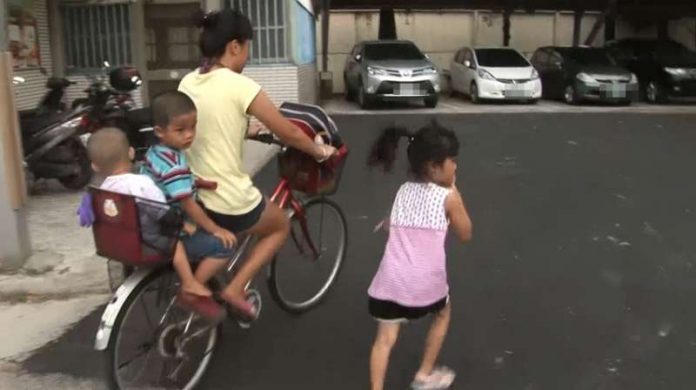 每天跑2公里回家！5歲女娃「體諒媽媽不喊苦」：位置留給弟弟們　「超懂事畫面曝光」鄰居心疼讚：這樣的不多了