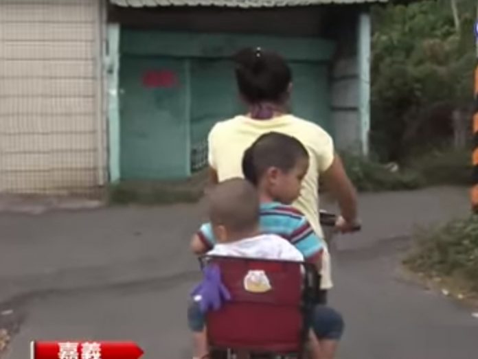 每天跑2公里回家！5歲女娃「體諒媽媽不喊苦」：位置留給弟弟們　「超懂事畫面曝光」鄰居心疼讚：這樣的不多了