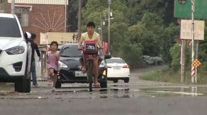 每天跑2公里回家！5歲女娃「體諒媽媽不喊苦」：位置留給弟弟們　「超懂事畫面曝光」鄰居心疼讚：這樣的不多了