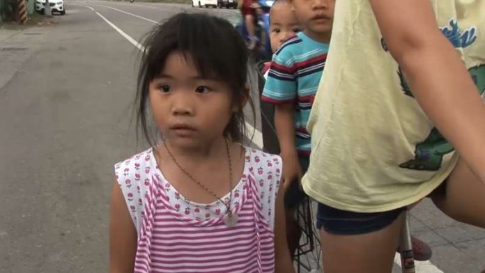 每天跑2公里回家！5歲女娃「體諒媽媽不喊苦」：位置留給弟弟們　「超懂事畫面曝光」鄰居心疼讚：這樣的不多了