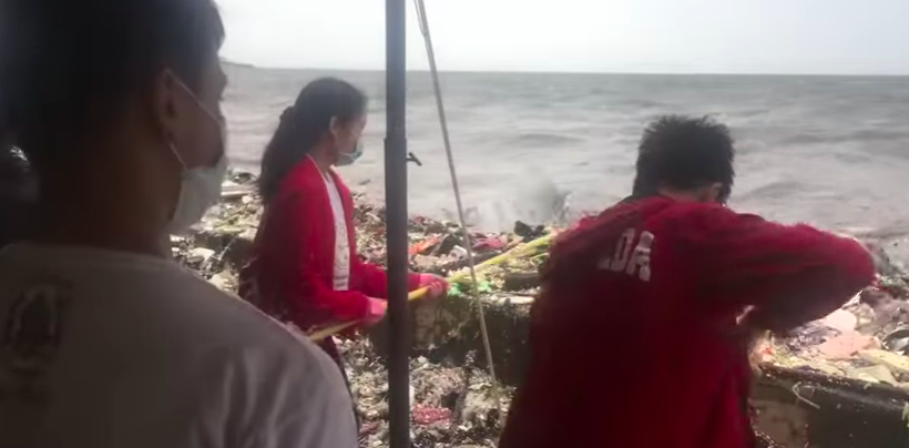 人人有責！馬尼拉海邊刮起「垃圾浪」畫面好震撼　專家警告：2050年大海「塑膠會比魚多」