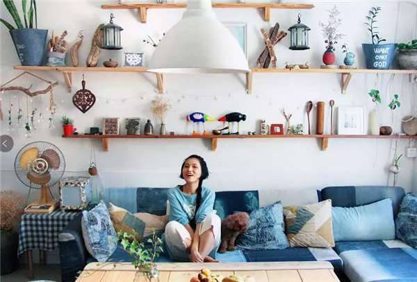 她30歲放棄高薪工作「到山裡撿破爛」！用垃圾改造「破舊農屋搖身變仙女別墅」美翻