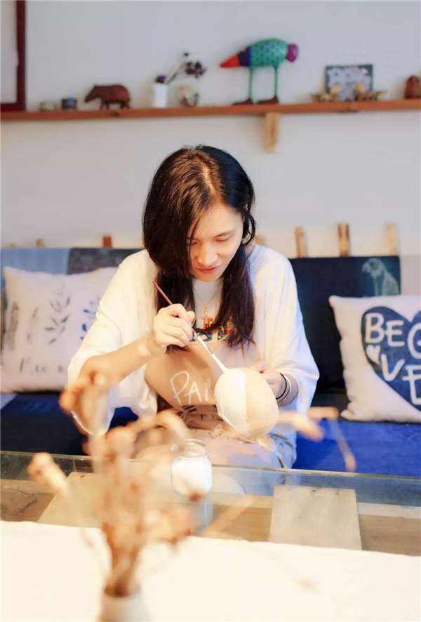 她30歲放棄高薪工作「到山裡撿破爛」！用垃圾改造「破舊農屋搖身變仙女別墅」美翻