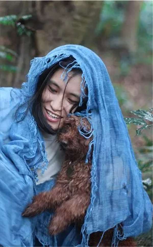 她30歲放棄高薪工作「到山裡撿破爛」！用垃圾改造「破舊農屋搖身變仙女別墅」美翻