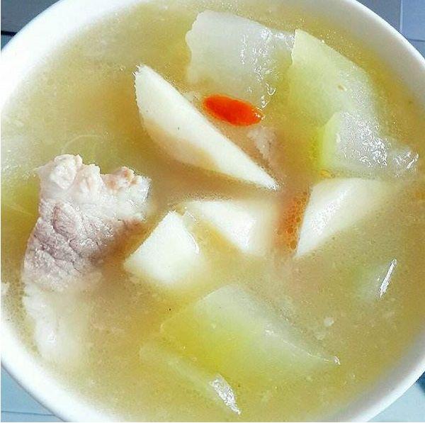 秋季口乾舌燥！45歲後不論男女要常喝3道湯品「預防季節性感冒」千萬別錯過了