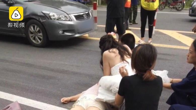 最美新娘！她見意外急跳車「跪地幫阿嬤CPR」　新郎：這是我們應該做的