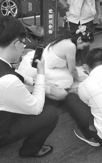 最美新娘！她見意外急跳車「跪地幫阿嬤CPR」　新郎：這是我們應該做的