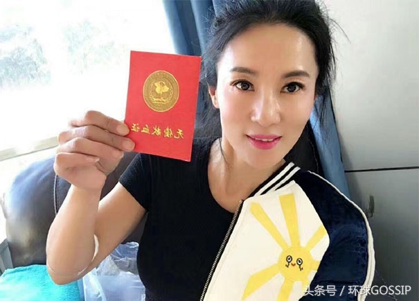 半百美魔女媽媽太辣！同框23歲兒子「誤以為是情侶」　「堅持30年自律」逆齡生長：年紀不過是數字
