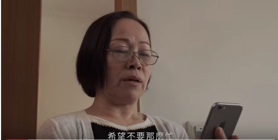 媽媽喬裝店員給兒子驚喜！兒子「我也有禮物給妳」讓媽媽感動到永生難忘