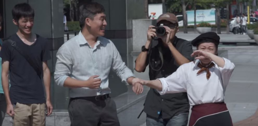 媽媽喬裝店員給兒子驚喜！兒子「我也有禮物給妳」讓媽媽感動到永生難忘