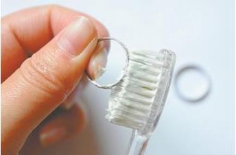 睡前牙膏抹在腳底下「腳臭味沒了」很多人都不知道看完你會感謝我的