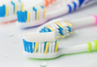 睡前牙膏抹在腳底下「腳臭味沒了」很多人都不知道看完你會感謝我的
