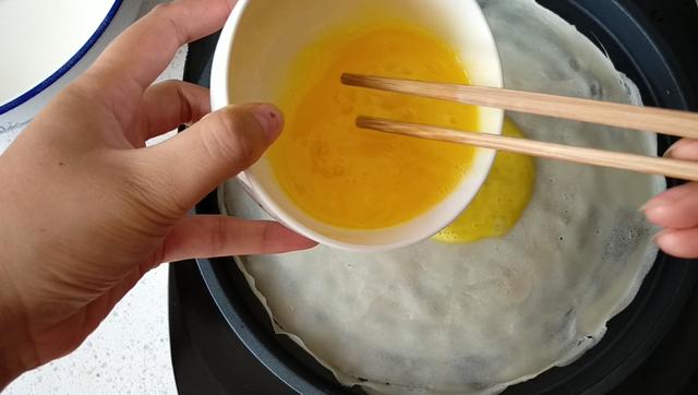 早餐店不外傳的雞蛋餅做法「2個雞蛋一碗麵」10分鐘搞定早餐「柔軟筋道好吃」