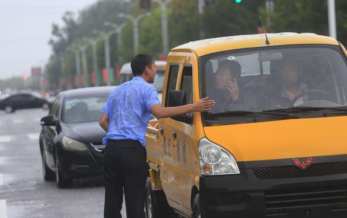人間菩薩！襯衫男冒著暴雨「把每一輛車都攔下來」　耐心待3個小時拯救上百輛車