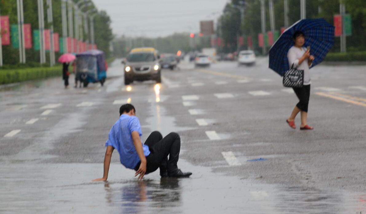 人間菩薩！襯衫男冒著暴雨「把每一輛車都攔下來」　耐心待3個小時拯救上百輛車