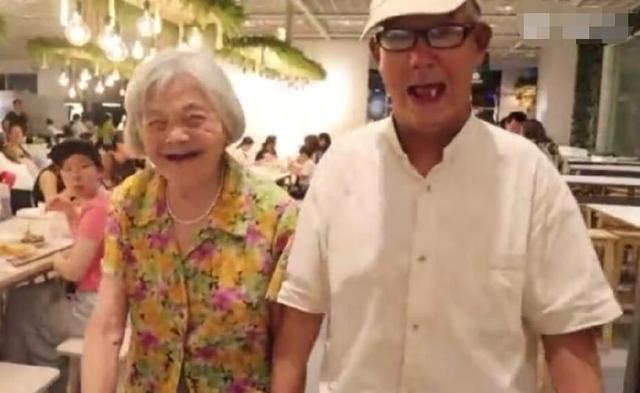 愛情的模樣！老奶奶自曝「結婚59年從沒下廚過」　透露「婚姻保鮮秘訣」：這麼好的生活幹嘛吵架