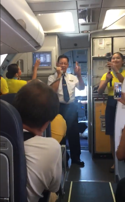 飛行48年退休！機長落淚道別：「終於有時間陪家人」　一下飛機「同事送上難忘驚喜」惹哭網友