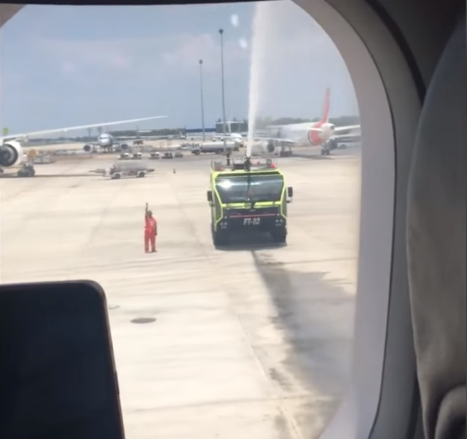 飛行48年退休！機長落淚道別：「終於有時間陪家人」　一下飛機「同事送上難忘驚喜」惹哭網友