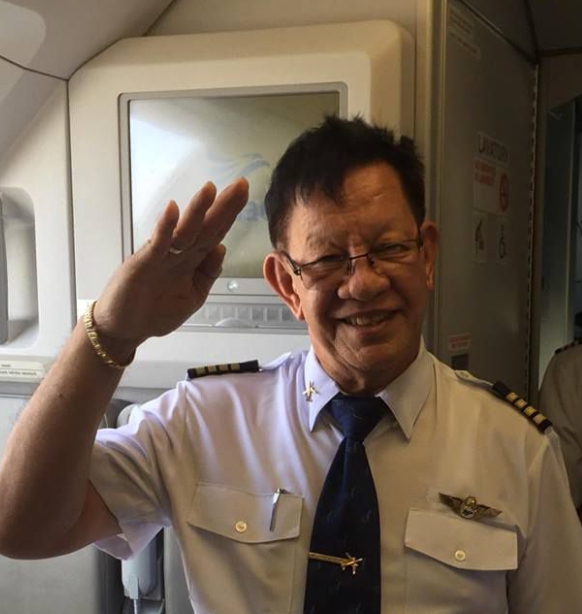 飛行48年退休！機長落淚道別：「終於有時間陪家人」　一下飛機「同事送上難忘驚喜」惹哭網友