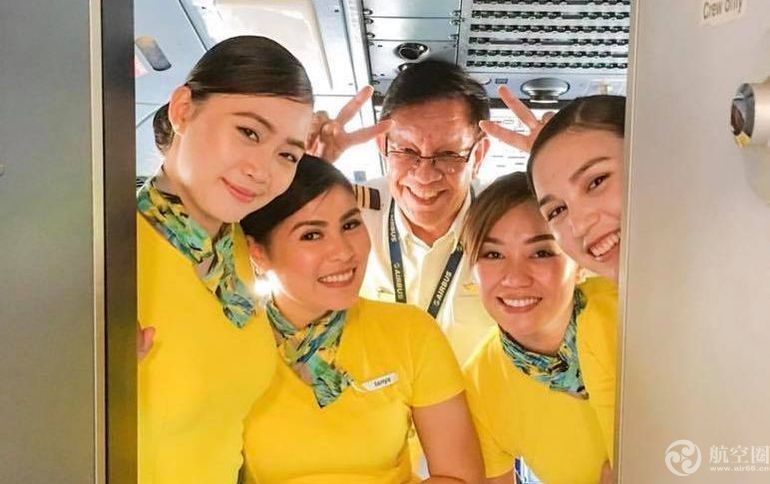 飛行48年退休！機長落淚道別：「終於有時間陪家人」　一下飛機「同事送上難忘驚喜」惹哭網友