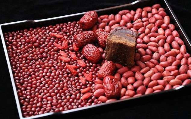 臉色暗淡枯黃必看！秋冬季每個月喝2次「五紅湯」喝出好皮膚 　女人要常喝