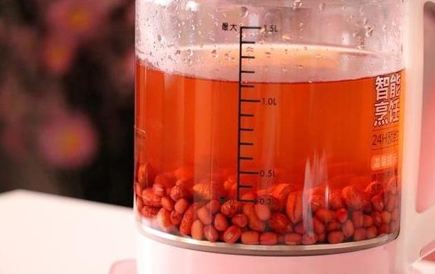臉色暗淡枯黃必看！秋冬季每個月喝2次「五紅湯」喝出好皮膚 　女人要常喝