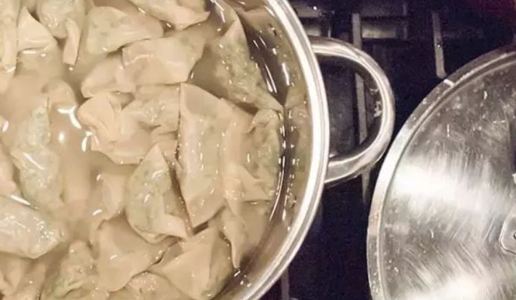 用冷水煮，還是熱水煮比較好？　廚師曝秘訣「煮水餃加入雞蛋」皮變得更Q、更好吃