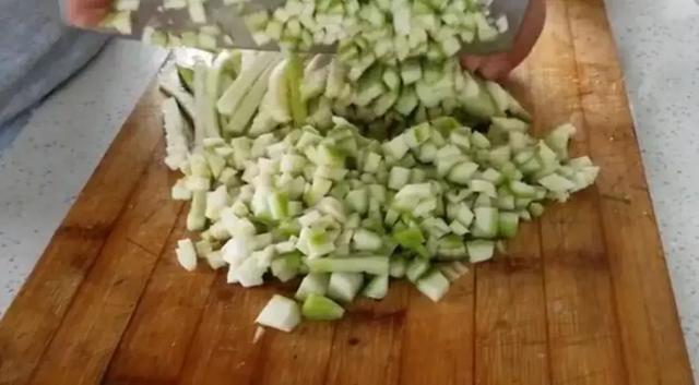 教你絲瓜最好吃的新做法！「不加一滴水」又香又嫩，吃了還想再吃
