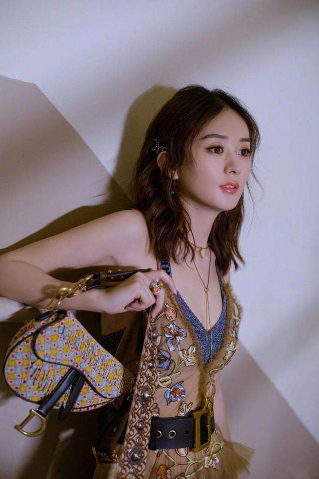 趙麗穎出席活動十分撩人眼球！「身穿背帶裙」上圍明顯豐滿很多，網友：還是胖一點好看