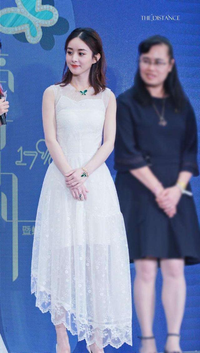 趙麗穎出席活動十分撩人眼球！「身穿背帶裙」上圍明顯豐滿很多，網友：還是胖一點好看