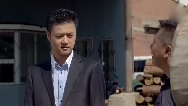 挑選木材時他「經過一眼」就看出問題！老闆直接拿出現金：你就是我要找的人