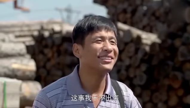 挑選木材時他「經過一眼」就看出問題！老闆直接拿出現金：你就是我要找的人