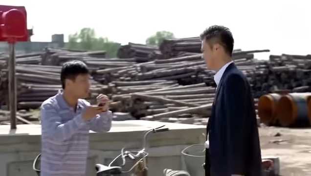 挑選木材時他「經過一眼」就看出問題！老闆直接拿出現金：你就是我要找的人