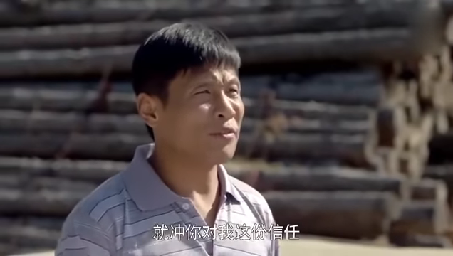 挑選木材時他「經過一眼」就看出問題！老闆直接拿出現金：你就是我要找的人