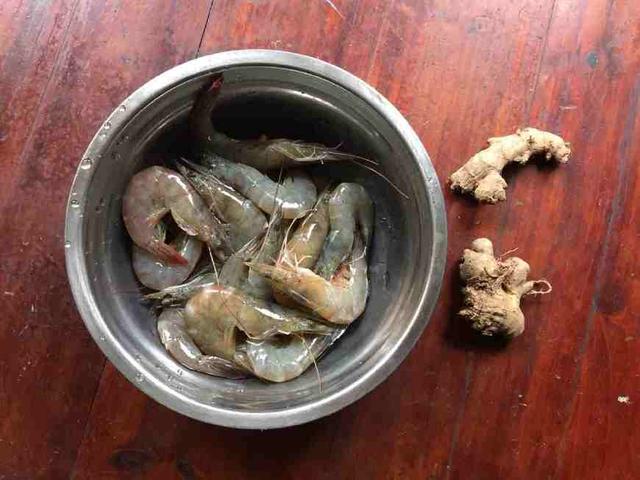 「水煮蝦」到底該用冷水還是熱水？「8成人都做錯」難怪蝦肉不Q彈！