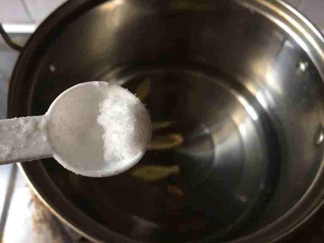 「水煮蝦」到底該用冷水還是熱水？「8成人都做錯」難怪蝦肉不Q彈！