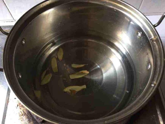 「水煮蝦」到底該用冷水還是熱水？「8成人都做錯」難怪蝦肉不Q彈！