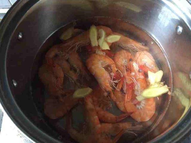 「水煮蝦」到底該用冷水還是熱水？「8成人都做錯」難怪蝦肉不Q彈！