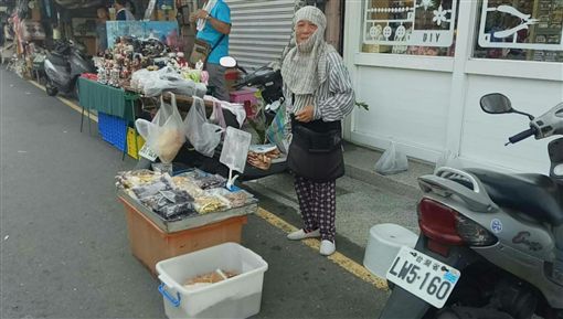 不怨天尤人！65歲嬤「叫賣蜜餞養3幼孫」露開朗笑容　「堅持不接受捐款」歹勢回：虧欠社會太多了