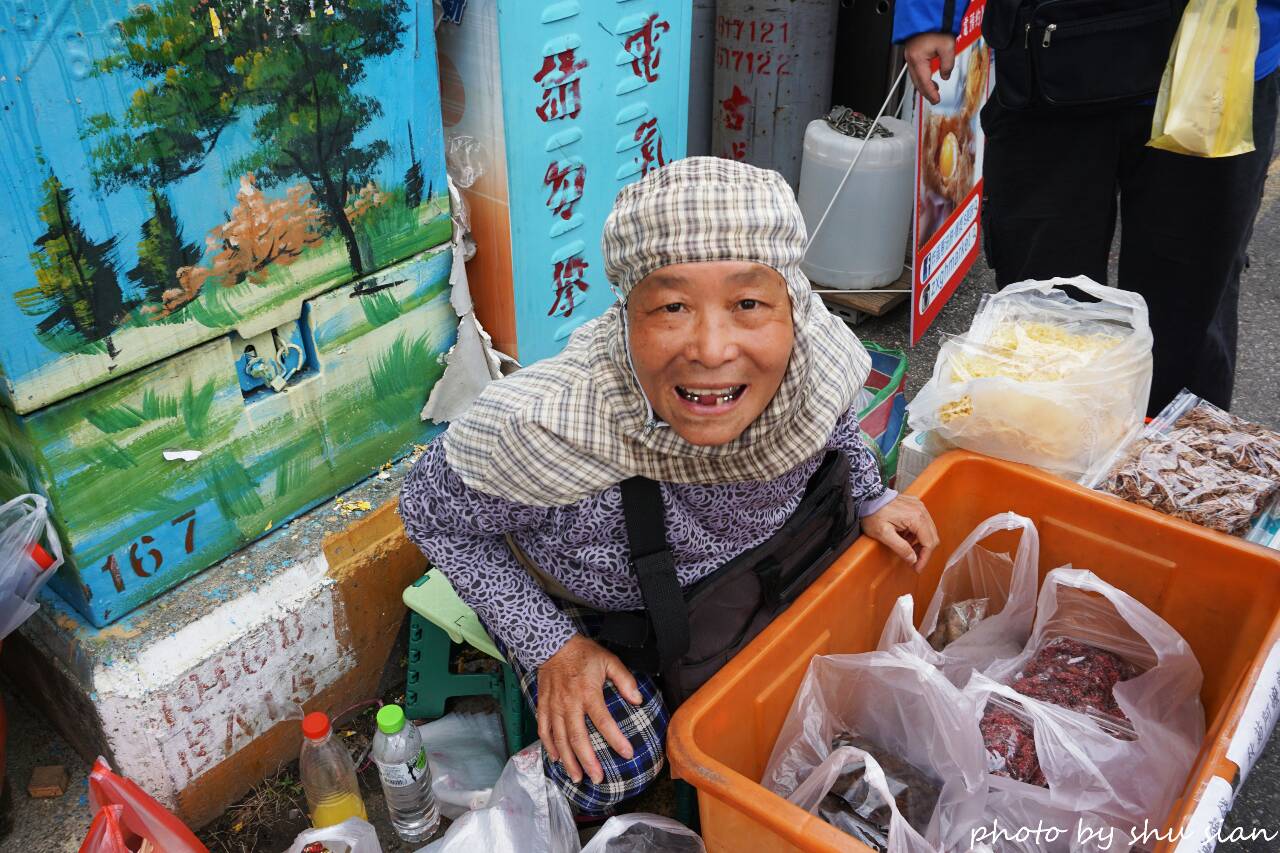 不怨天尤人！65歲嬤「叫賣蜜餞養3幼孫」露開朗笑容　「堅持不接受捐款」歹勢回：虧欠社會太多了