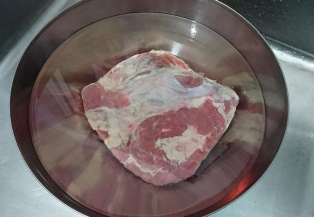 凍肉似石頭別用水泡！二十年老保姆「教我一招」快速解凍不損口感