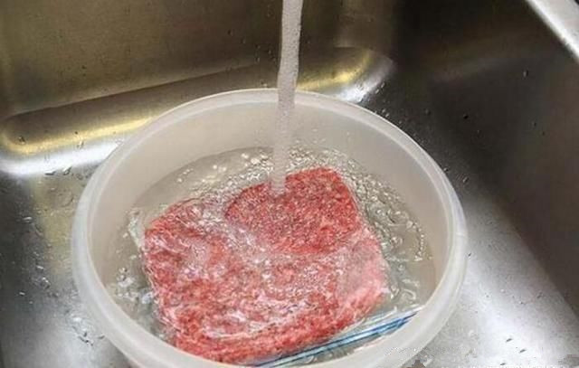 凍肉似石頭別用水泡！二十年老保姆「教我一招」快速解凍不損口感