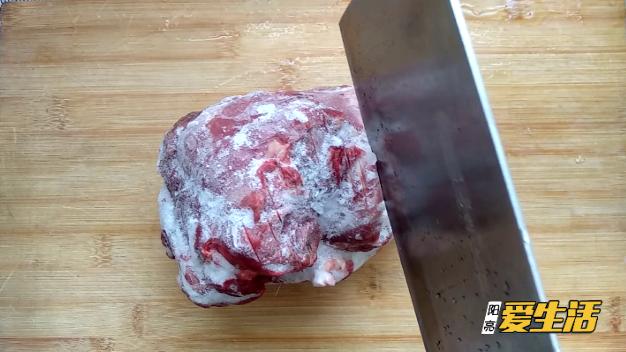 凍肉似石頭別用水泡！二十年老保姆「教我一招」快速解凍不損口感