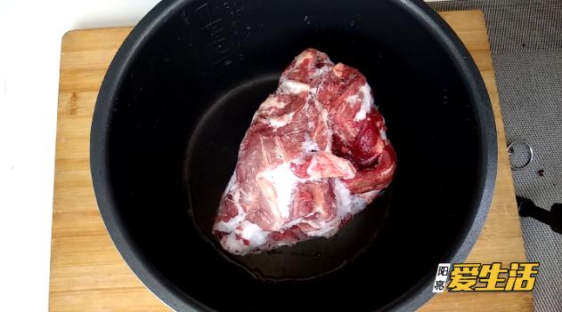 凍肉似石頭別用水泡！二十年老保姆「教我一招」快速解凍不損口感