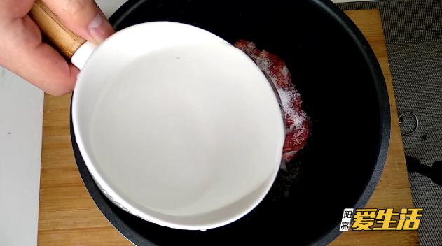 凍肉似石頭別用水泡！二十年老保姆「教我一招」快速解凍不損口感