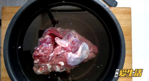 凍肉似石頭別用水泡！二十年老保姆「教我一招」快速解凍不損口感