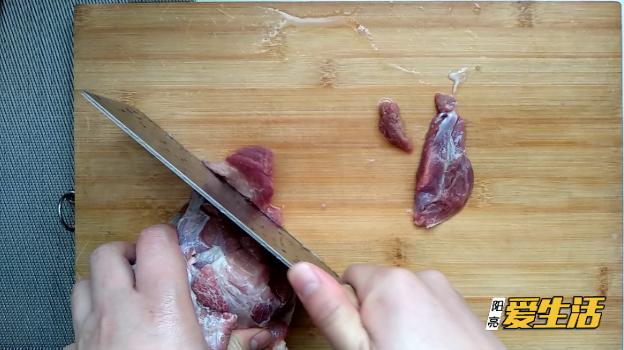 凍肉似石頭別用水泡！二十年老保姆「教我一招」快速解凍不損口感